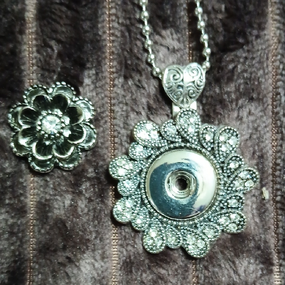 Elegant Silver Floral Pendant Necklace